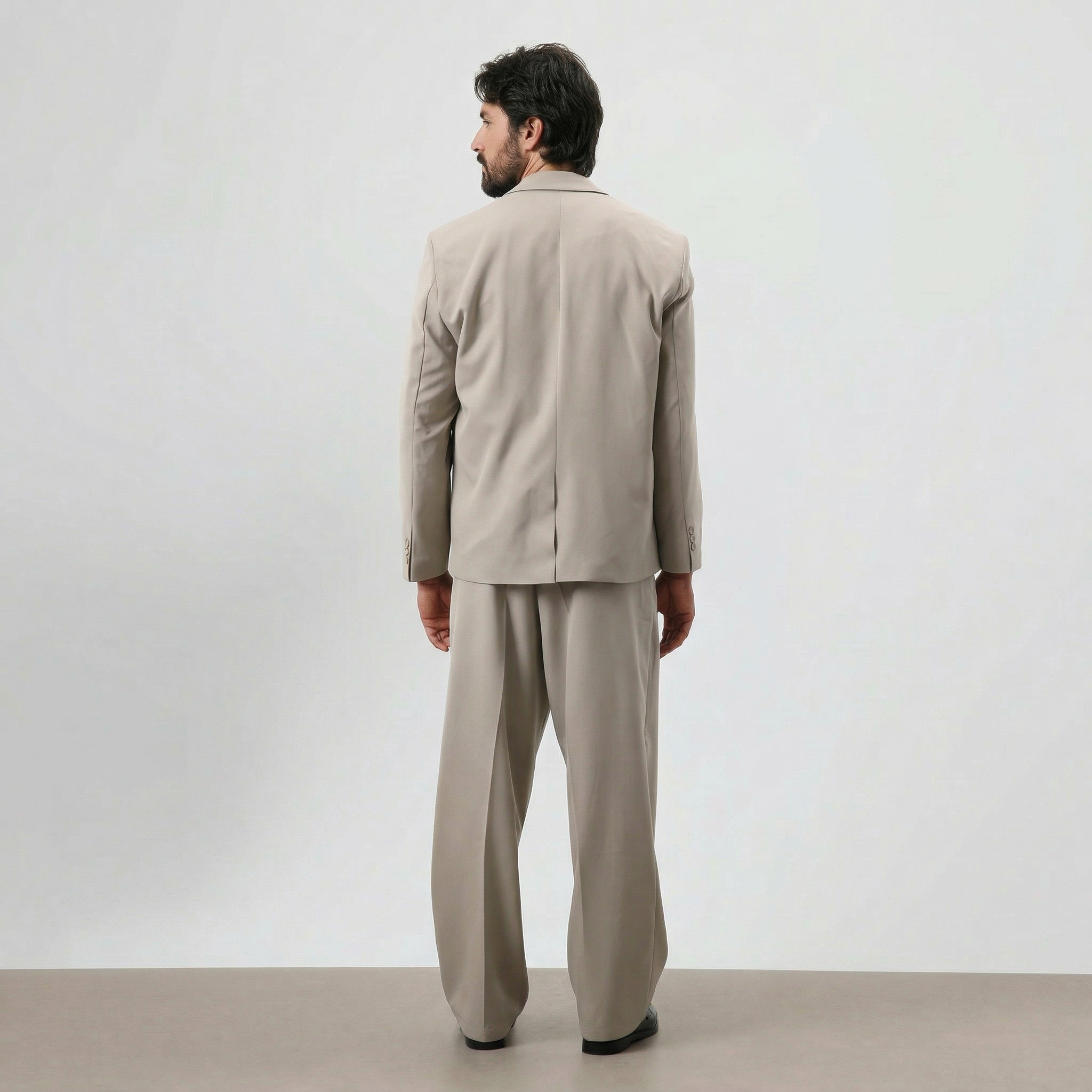 Мужской костюм бежевый укороченный