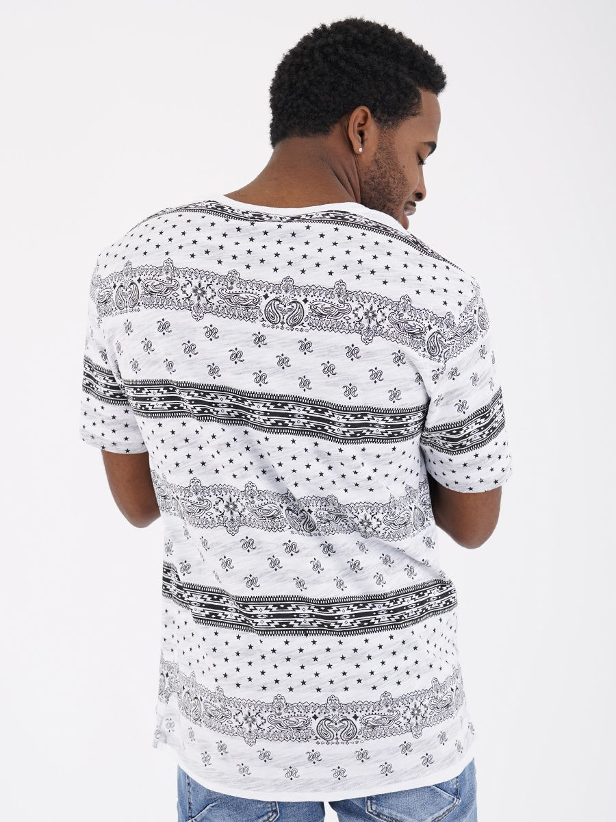 Футболка стоит