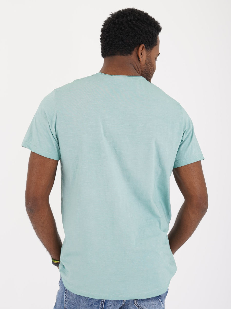 зелёная футболка с якорем