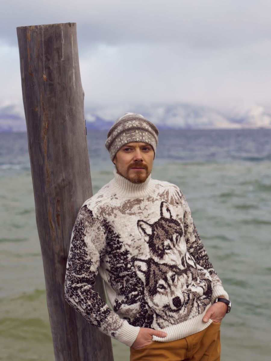 Свитер с волком