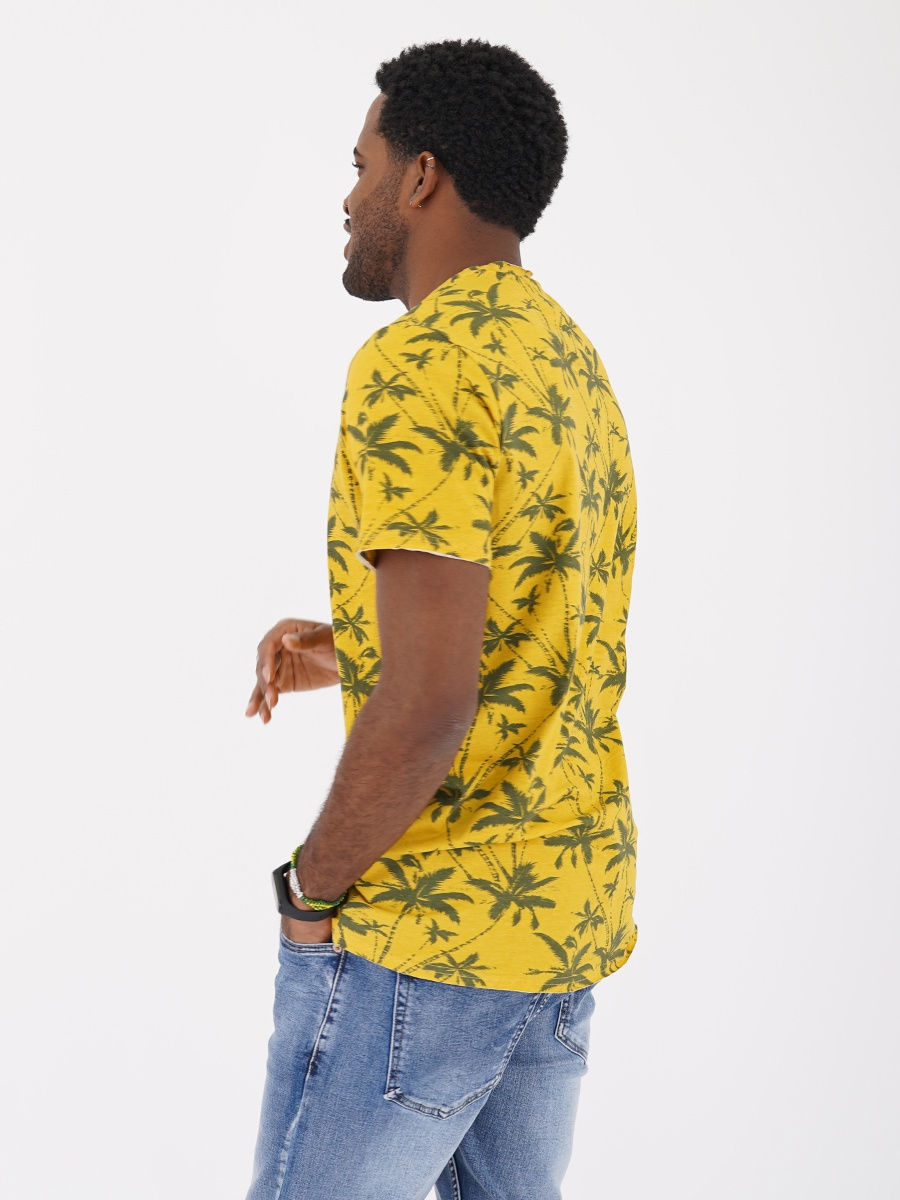 Жёлтая футболка с пальмами