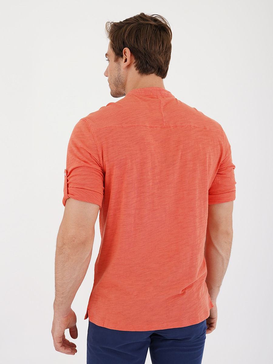 Красная футболка