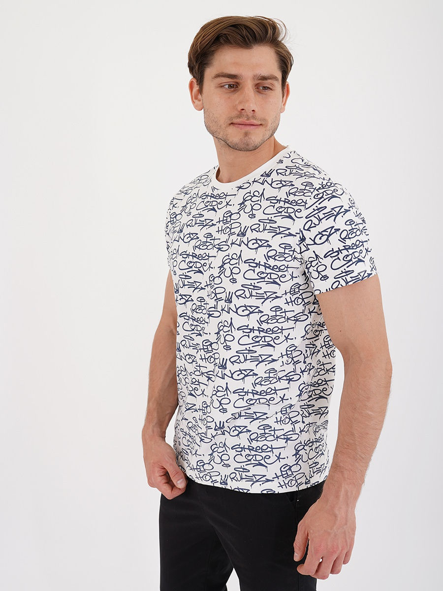 Белая мужская рубашка с буквами