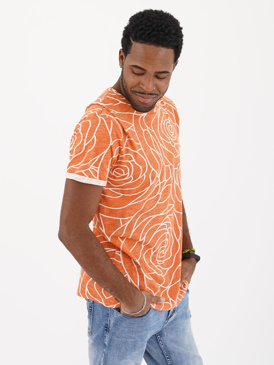 желтая футболка