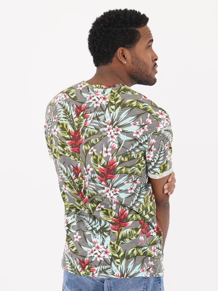 Футболка серая с тропическим рисунком