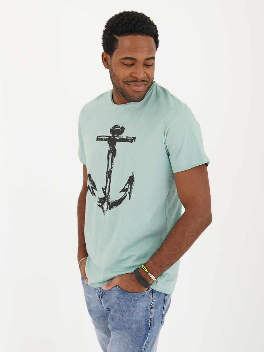 зелёная футболка с якорем