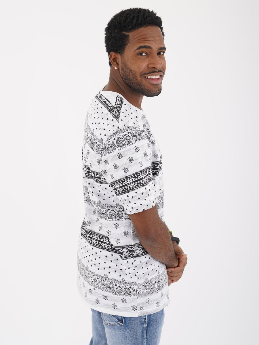 Футболка стоит