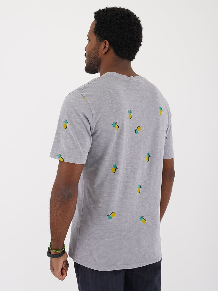 Под футболкой