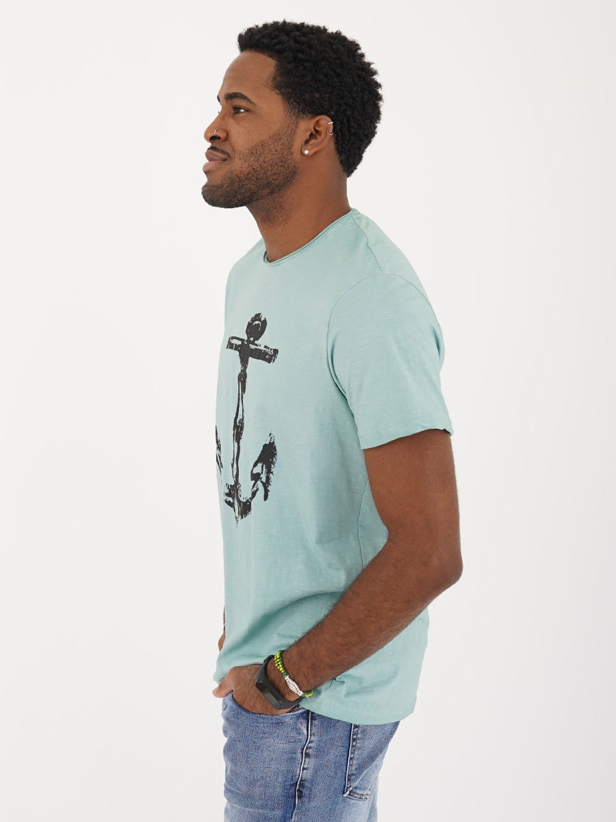 зелёная футболка с якорем