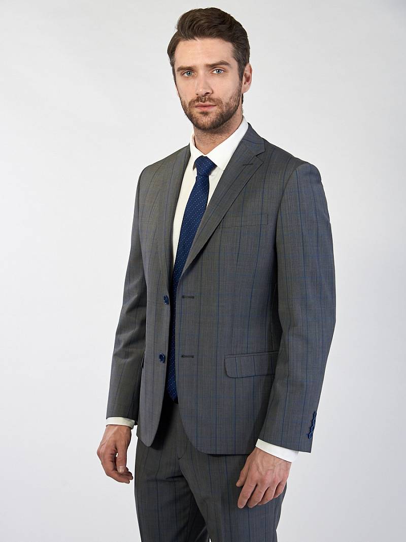 Классический костюм двойка Classic fit. Пиджак на две пуговицы, с боковыми и нагрудным карманами, по спинке две шлицы. Брюки без защипов с боковыми и одним задним карманом.