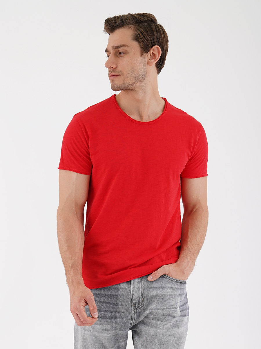 Футболка красного цвета