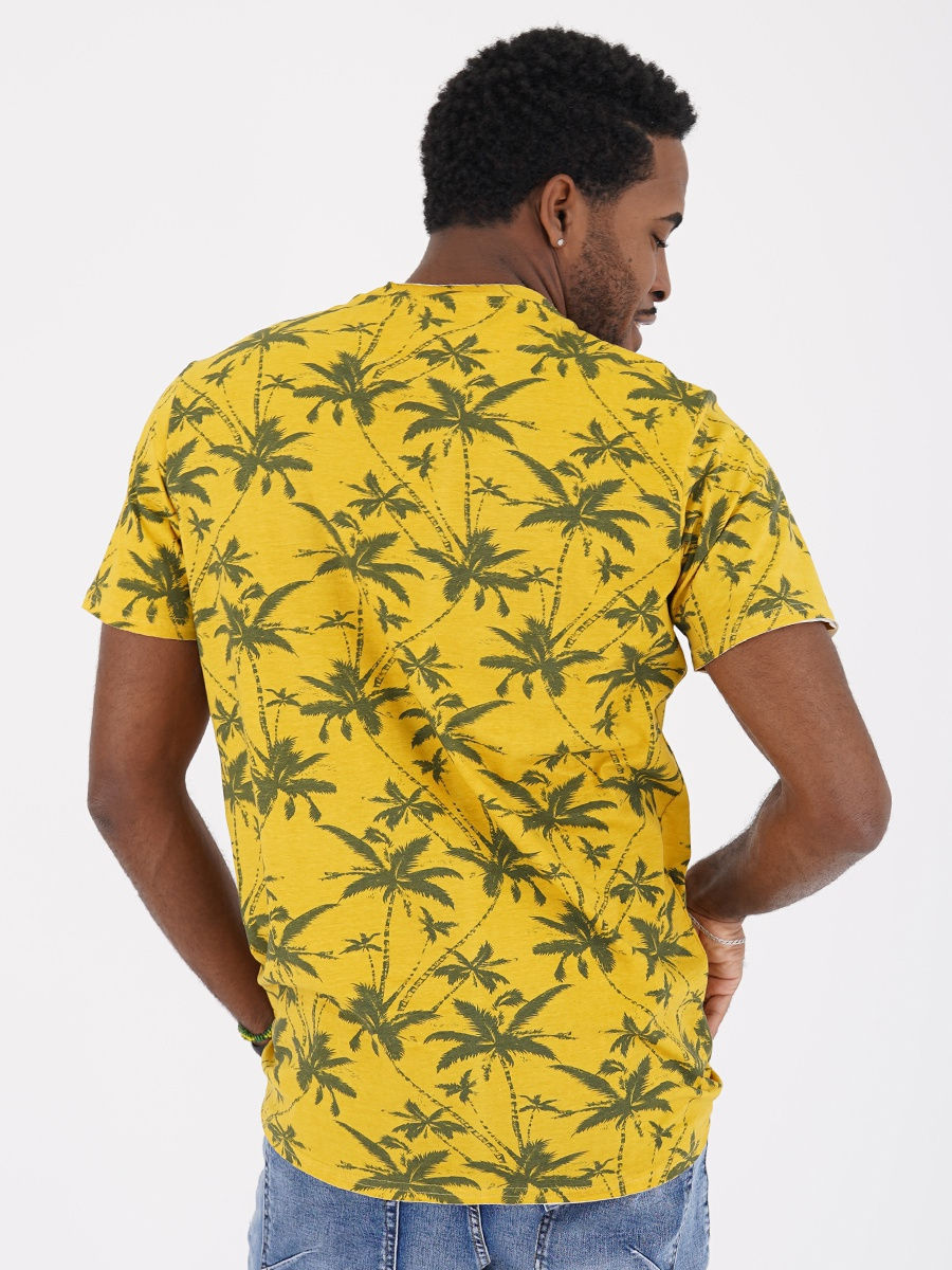 Жёлтая футболка с пальмами