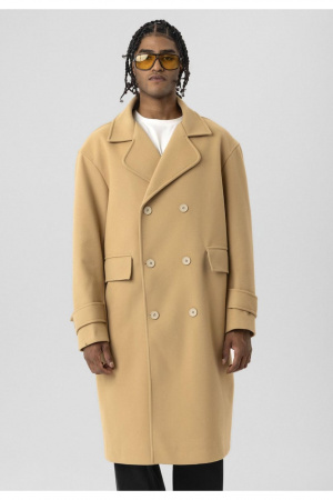 двубортное мужское пальто бежевого цвета
