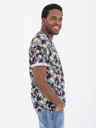 Футболка чёрная с тропическим рисунком