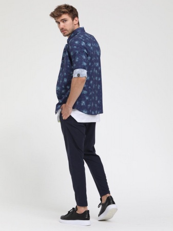 Яркая рубашка