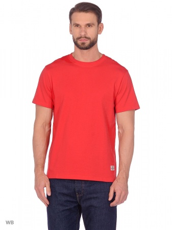 Красная мужская футболка