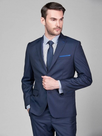 Классический костюм двойка Classic fit. Пиджак на две пуговицы, с боковыми и нагрудным карманами, по спинке две шлицы. Брюки без защипов в боковыми и одним задним карманом.