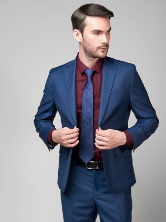 Классический костюм двойка Classic fit. Пиджак на две пуговицы, с боковыми и нагрудным карманами, по спинке две шлицы. Брюки без защипов с боковыми и одним задним карманом.