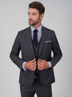 Классический костюм двойка Classic fit. Пиджак на две пуговицы, с боковыми и нагрудным карманами, по спинке две шлицы, в нагрудном кармане расположен декоративный платок. Брюки без защипов с боковыми и одним задним карманом.