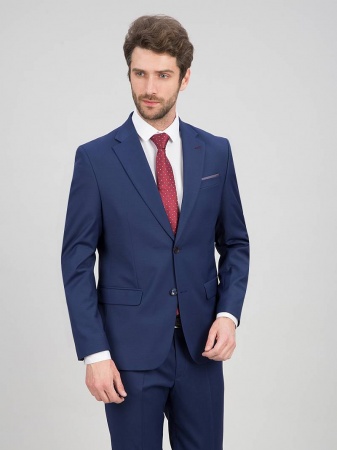 Классический костюм двойка Classic fit. Пиджак на две пуговицы, с боковыми и нагрудным карманами, по спинке две шлицы. Брюки без защипов с боковыми и двумя задними карманами.  .