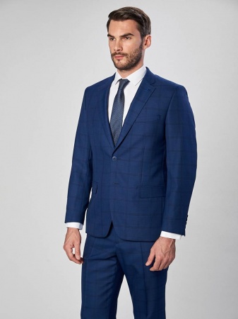 Классический костюм двойка Classic fit. Пиджак на две пуговицы, с боковыми и нагрудным карманами, по спинке две шлицы. Брюки без защипов с боковыми и одним задним карманом.