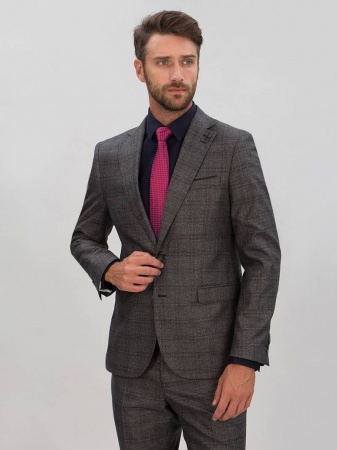 Классический костюм двойка Classic fit. Пиджак на две пуговицы, с боковыми и нагрудным карманами, по спинке две шлицы. Брюки без защипов с боковыми и одним задним карманом.