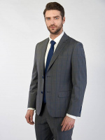 Классический костюм двойка Classic fit. Пиджак на две пуговицы, с боковыми и нагрудным карманами, по спинке две шлицы. Брюки без защипов с боковыми и одним задним карманом.