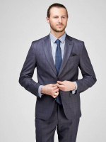 Классический костюм двойка Classic fit. Пиджак на две пуговицы, с боковыми и нагрудным карманами, по спинке две шлицы. Брюки без защипов с боковыми и двумя задними карманами.