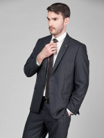 Классический костюм двойка Classic fit . Пиджак на две пуговицы, с боковыми и нагрудным карманами, по спинке две шлицы. Брюки без защипов с боковыми и одним задним карманом.