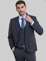 Классический костюм двойка Classic fit. Пиджак на две пуговицы, с боковыми и нагрудным карманами, по спинке две шлицы. Брюки без защипов с боковыми и двумя задними карманами.