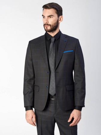 Классический костюм двойка Classic fit. Пиджак на две пуговицы, с боковыми и нагрудным карманами, по спинке две шлицы, в фасонной петле значок. Брюки без защипов с боковыми и одним задним карманом.