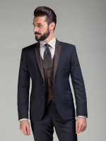 Классический костюм-тройка Slim fit. Пиджак на две пуговицы, с боковыми и нагрудным карманами, по спинке две шлицы, в нагрудном кармане расположен декоративный платок. Брюки без защипов с боковыми и одним задним карманом. Жилет и воротник пиджака выполнен
