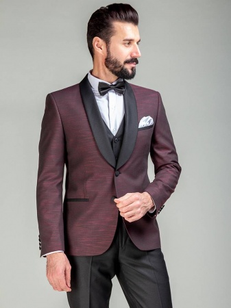 Классический костюм-тройка Slim fit. Пиджак с воротником шалька, две пуговицы, одна шлица, боковые и нагрудный карман листочка. Брюки, жилет, воротник и отделка пиджака из ткани компаньона.