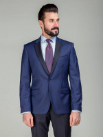 Классический костюм двойка Slim fit. Пиджак на две пуговицы, с боковыми и нагрудным карманами, по спинке две шлицы. Брюки без защипов с боковыми и одним задним карманом. Лацкана и брюки выполнены из ткани компаньона.