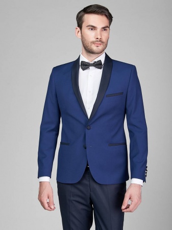 Slim fit, две пуговицы, две шлицы. Брюки и отделка из ткани компаньон.