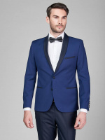 Slim fit, две пуговицы, две шлицы. Брюки и отделка из ткани компаньон.