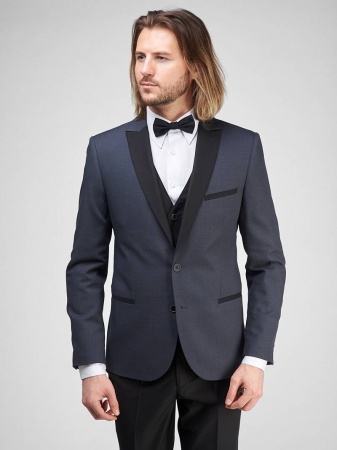 Классический костюм-тройка Slim fit. Пиджак на две пуговицы, с боковыми и нагрудным карманами, по спинке две шлицы. Брюки без защипов с боковыми и одним задним карманом. Брюки, жилет и отделка выполнены из ткани компаньона.