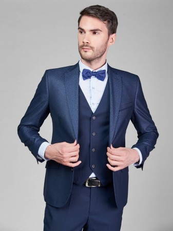 Slim fit, тройка, две пуговицы, две шлицы. Брюки и отделка из ткани компаньон.