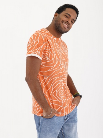 желтая футболка